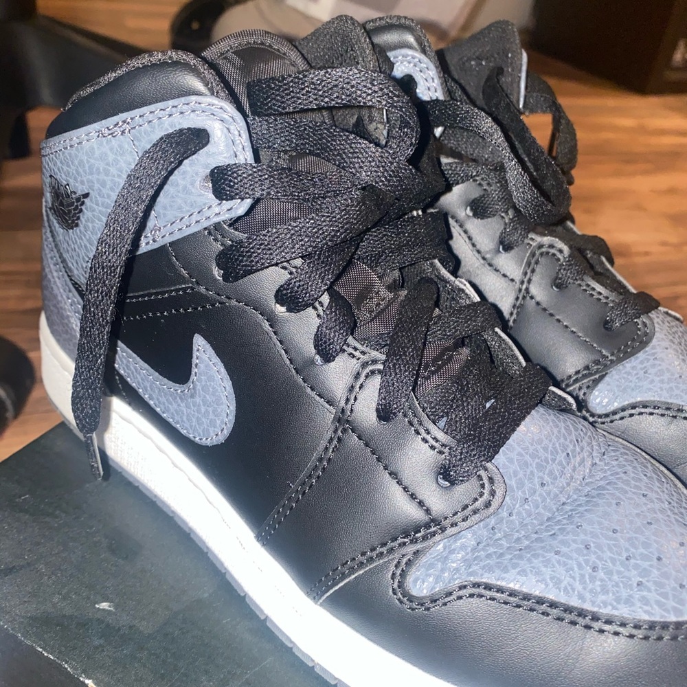 - Air Jordan 1 Mid BG
